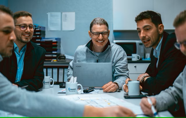 Das Team von der maier GmbH im Büro